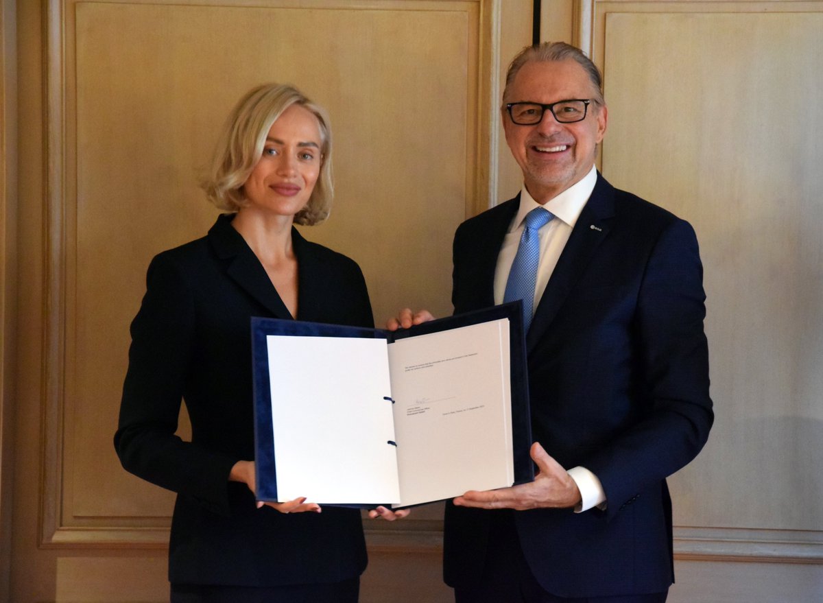 Exolaunch's tweet photo. Space #sustainability is accelerating 🚀! Our CCO, Jeanne Allarie was at #wsbw2023 with @AschbacherJosef, DG of @esa to sign the "Statement for a Responsible Space Sector"!
#LaunchWithExolaunch #ResponsibleSpaceSector #Responsibility #Space #Cooperation #European #SpaceTeamEurope https://t.co/tvJrUENSEX