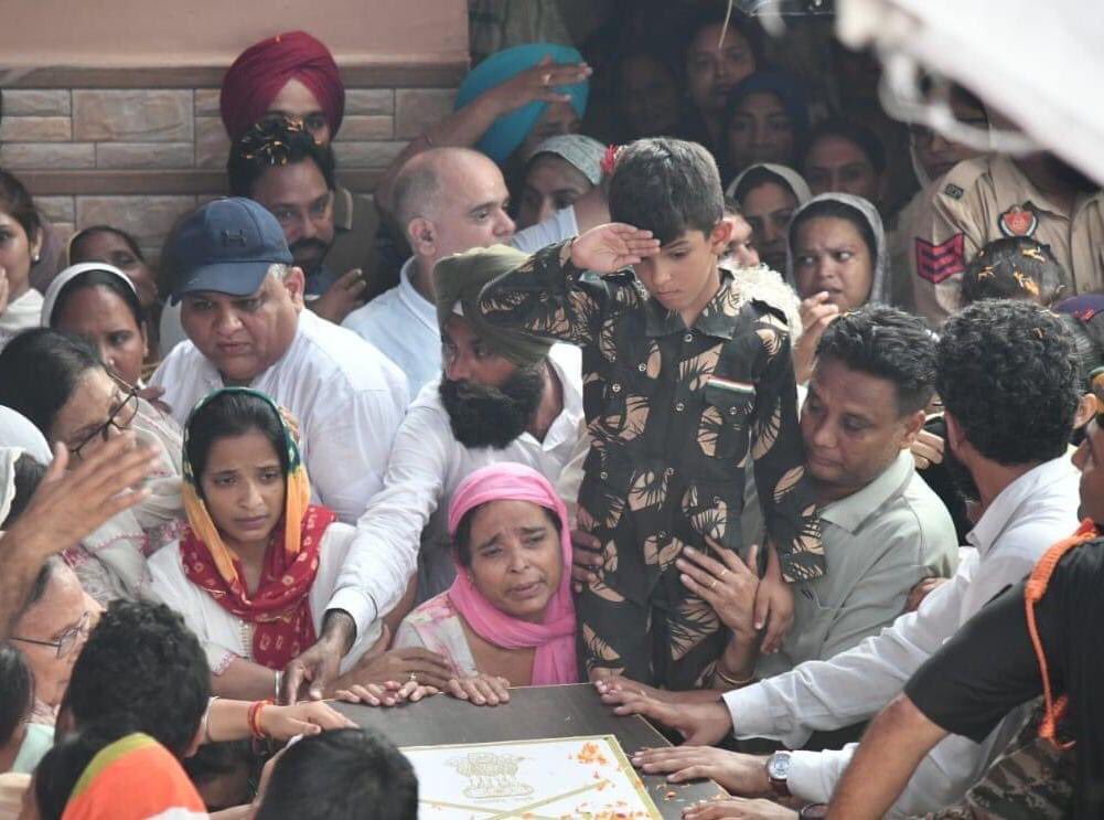 Harwind41696415's tweet image. ਕਰਨਲ ਮਨਪ੍ਰੀਤ ਸਿੰਘ ਦੇ ਪੁੱਤ ਨੇ ਸ਼ਹੀਦ ਹੋਏ ਆਪਣੇ ਪਿਤਾ ਨੂੰ ਸਲੂਟ ਮਾਰ ਕੇ ਕੀਤਾ ਸਲਾਮ #ColManpreetSingh #Salutes #JammuKashmir