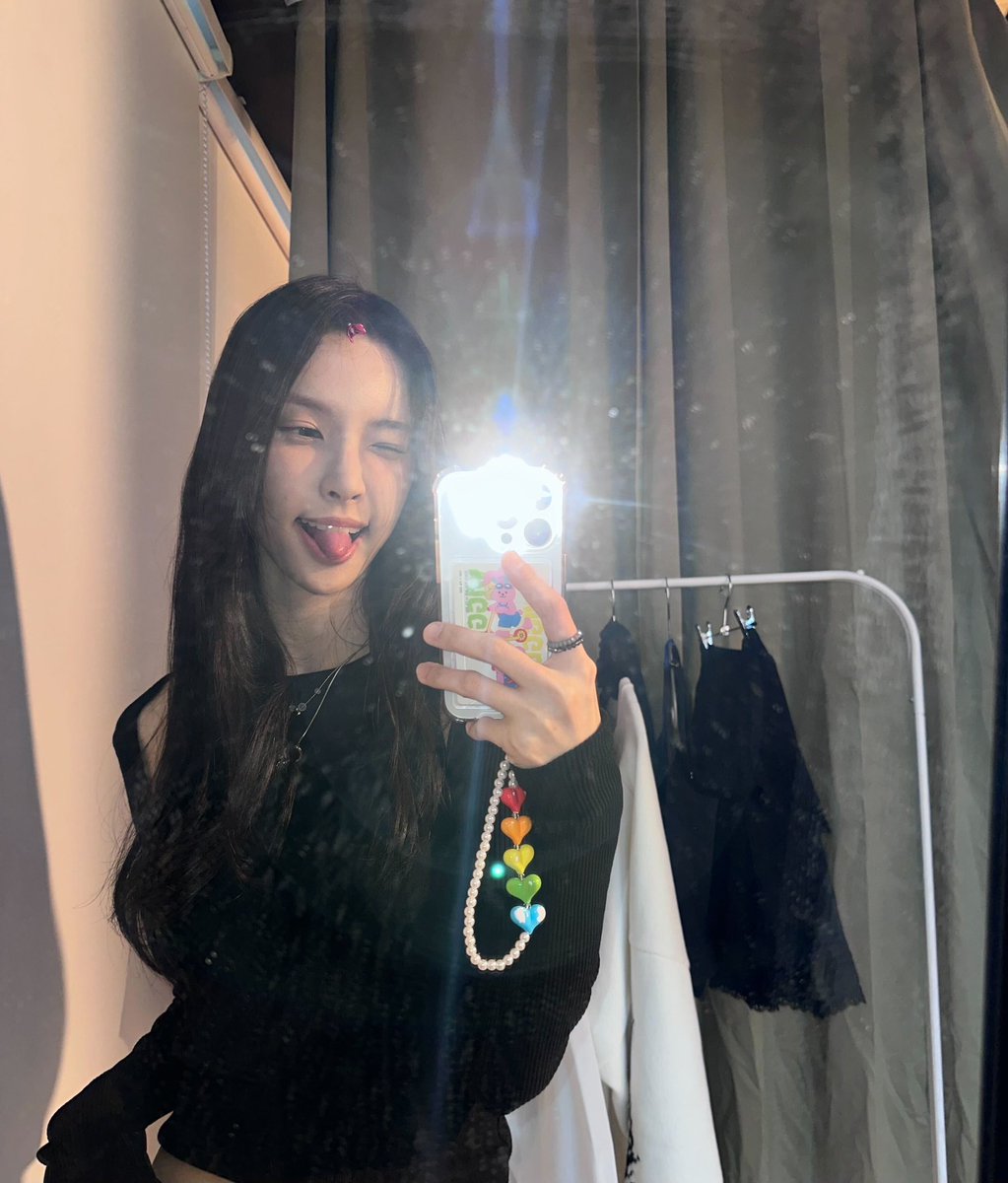 ILLIT_twt's tweet photo. 빼-꼼 👅 https://t.co/SYtTaFVhsV