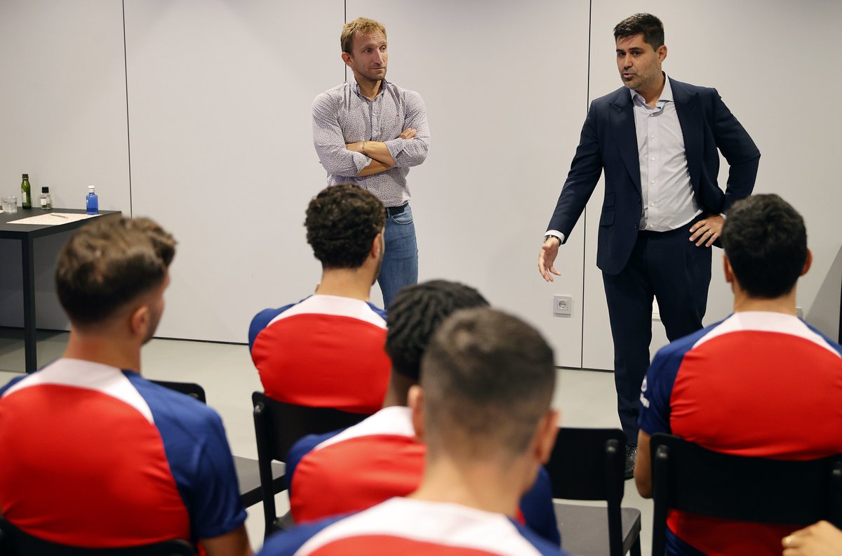 afefutbol's tweet photo. 🗣⚽️ ¡Comenzamos las visitas a vestuarios de la temporada 2023/2024!
👉🏻 @davidaganzo, presidente de #AFEFútbol, y @19diegorivas, secretario general, compartieron un rato con los compañeros del @Atleti.
#AFECerca #UnidosSomosMásFuertes https://t.co/HOR2MYjujN