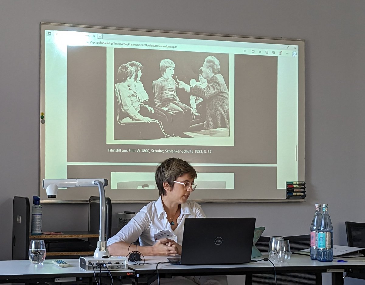 schwarzlicht (@revo1897) on Twitter photo Nachdem es im ersten Vortrag um technische Hilfsmittel für blinde Menschen ging, spricht <a href="/ASattelmacher/">Anja Sattelmacher</a> über eine Kontroverse in der Gehörlosenpädagogik (u.a. die Nutzung des "Fonator" anstelle der Gebärdensprache) Nachdem es im ersten Vortrag um technische Hilfsmittel für blinde Menschen ging, spricht <a href="/ASattelmacher/">Anja Sattelmacher</a> über eine Kontroverse in der Gehörlosenpädagogik (u.a. die Nutzung des "Fonator" anstelle der Gebärdensprache)