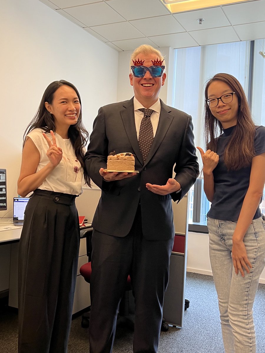 docnickt's tweet image. Feeling so grateful for the unexpected and gracious surprise from my amazing #PolyUSHTM #MicroMasters colleagues! A huge thank you to Aimee and Judy for the delightful sweet treat. Your thoughtfulness made my day! 🙏😊