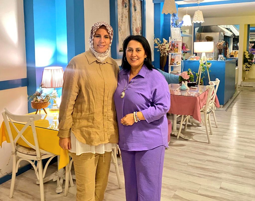 Moskova Büyükelçiliği İçişleri Müşavirliği görevine atanan hemşehrim Tuğgeneral Hidayet Arıkan'ın sevgili eşi Gülşen hnm veda ziyaretinde bulundu. Kendilerine yeni görev yerinde başarılar diliyorum. Hoşçakalın. Yolunuz açık olsun 👏