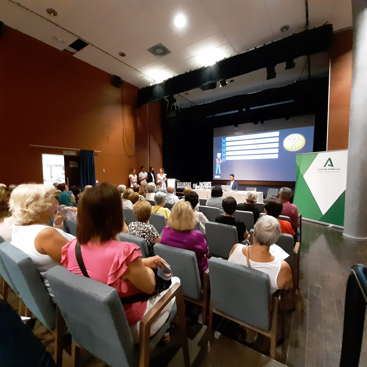 HUniv_Poniente's tweet photo. Primera charla de la Jornada de Seguridad del Paciente del #HUnivPoniente centrada en el uso seguro del medicamento, impartido por profesionales de @Farmacia_H_Pon 
#SomosPoniente #SegPacPoniente
@saludand @AlmeriaJunta @peacro @juanbelmena @doro_macv @TereSegura9 https://t.co/75NONrDoAl