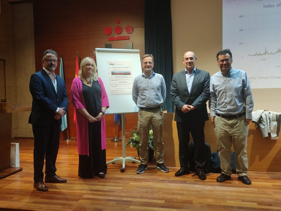 URJCFCEE's tweet photo. Conversaciones en la Facultad inicia este curso académico 2023-2024 con una gran asistencia de público en la ponencia de D. Antonio Cabrales Goitia.  y, la presentación del tema “The Interaction of Social Norms about Climate Change: Science, Institutions and Economics” https://t.co/5i4xnxeIYy