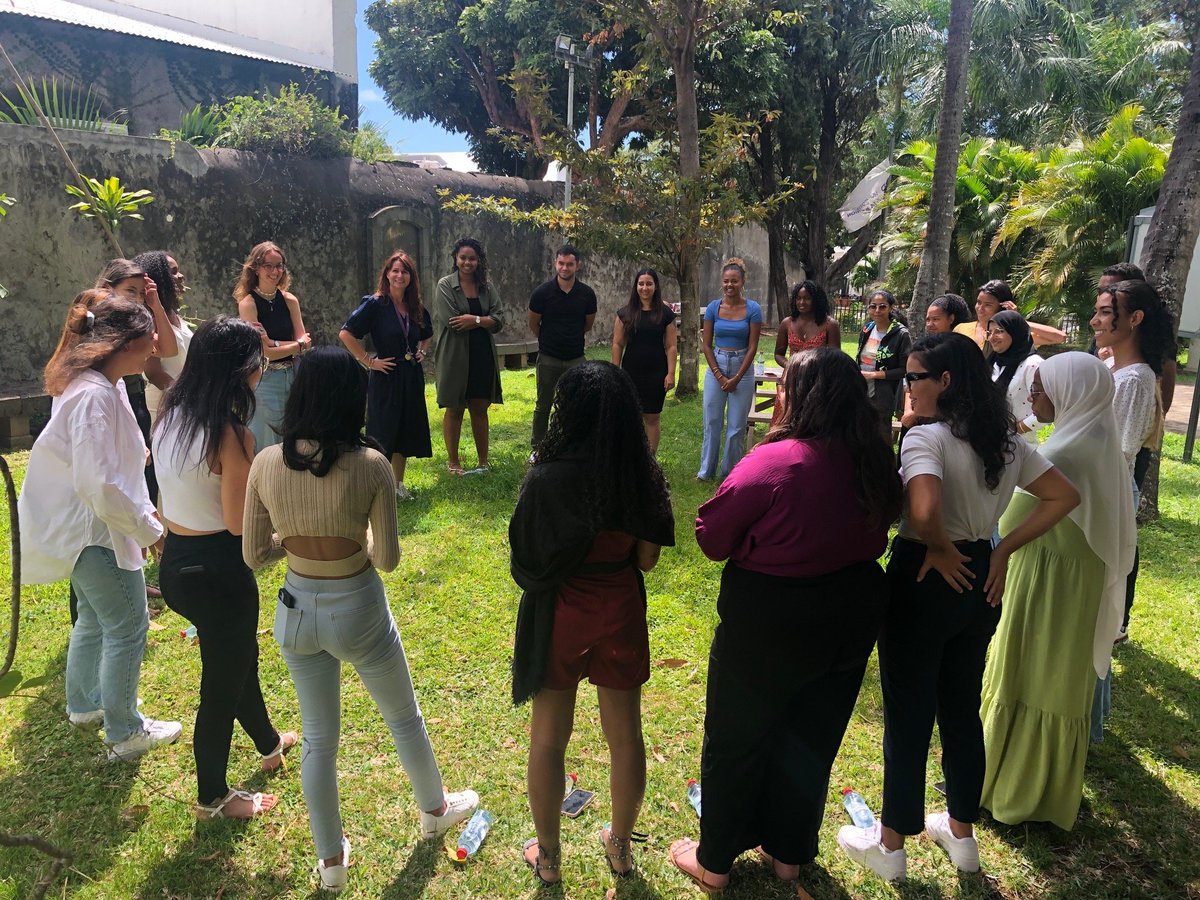 Après les M2, ce sont les M1 GRH qui ont fait leur rentrée hier. Superbe accueil par leur responsable Virginie Moisson avec une présentation, un petit déjeuner et des serious games pour apprendre à se connaître ! Bienvenue aux M1 GRH ⭐
#IAERéunion #UniversitéLaRéunion