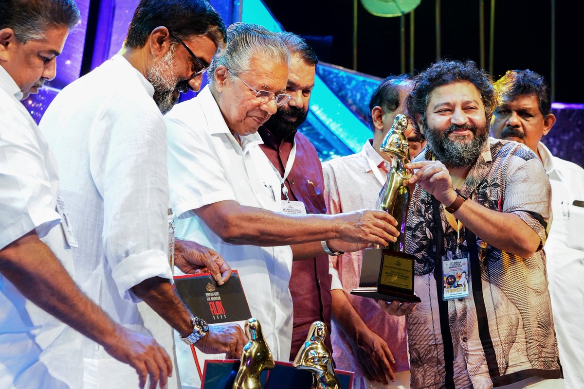 Thanks to our dearest Lijo Jose Pellissery for graciously accepting all the awards won by 'Nanpakal Nerathu Mayakkam' at the Kerala State Film Awards 2022 from the honorable Chief Minister.

#Mammootty #MammoottyKampany #lijojosepellissery #nanpakalnerathumayakkam…