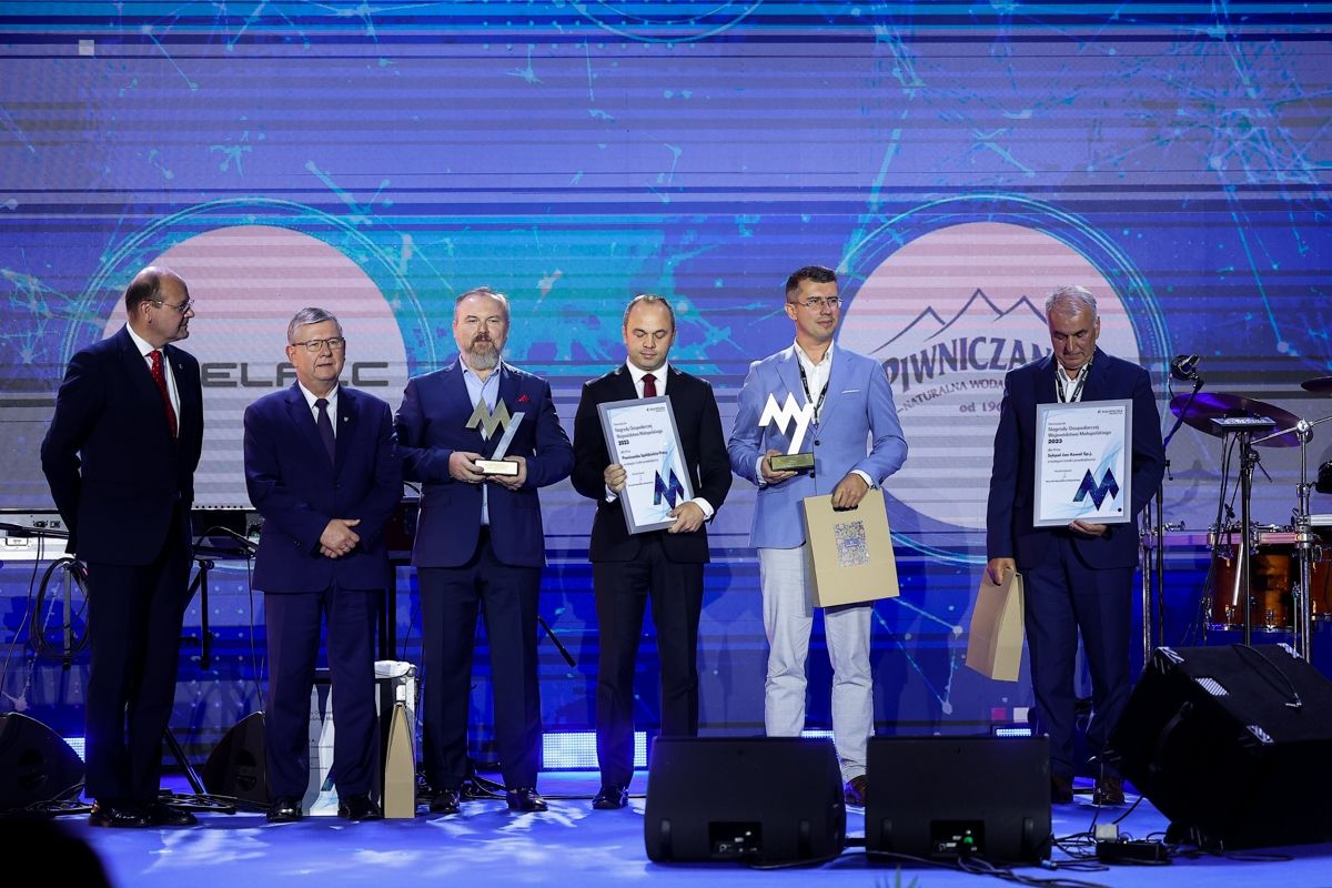 _elPLC's tweet photo. ELPLC S.A. z Nagrodą Gospodarczą Województwa Małopolskiego dla średnich przedsiębiorstw! 
Wręczenie nagród odbyło się podczas wczorajszego Wieczoru Małopolskiego na Krynica Forum.
https://t.co/FA7Xw7TcKA
Fot. Biuro Prasowe UMWM/AKK
#industry4 #machinebuidling #krynicaforum https://t.co/5Ohfoyrie5