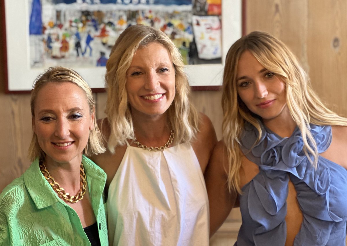 PiperAki_'s tweet image. Mercredi il y avait le point presse de #KillerCoaster à La Rochelle qui réunissait Alexandra Lamy, Audrey Lamy et Chloé Jouannet… elles sont drôles, elles ont la même voix et des tics de langage, on ne peut pas nier leur air de famille haha. Et elles s’éclatent dans la série.