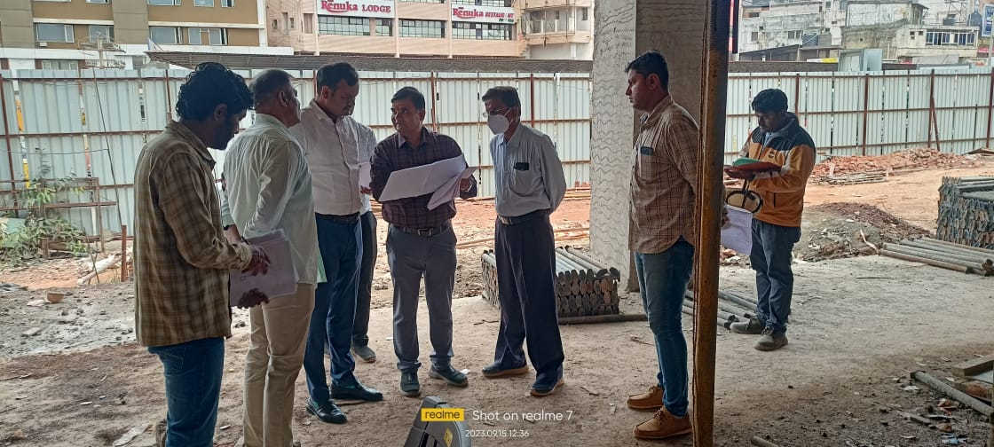 Managing Director of Hubballi Dharwad Smart City Limited today visited and reviewed progress of work of Renovation of Old City Bus Stand and instructed contractors to speed up the pace of work. #SmartCity #hubballidharwad
