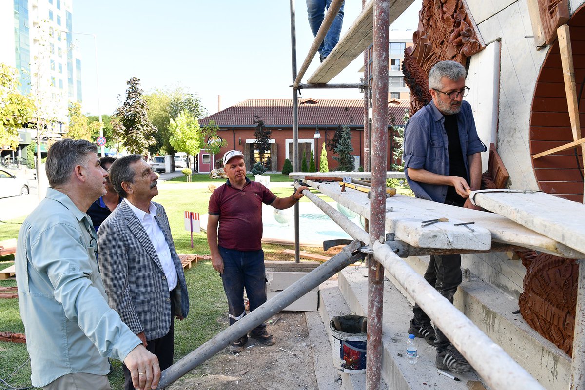 DtAhmetAtac's tweet photo. Pişmiş Toprak Sempozyumu’nda sona yaklaşıyoruz. 21 Türk sanatçının sempozyumda hazırladığı parçaların birleşmesiyle oluşacak Cumhuriyet Anıtımız yavaş yavaş şekilleniyor. İsmet İnönü-1 Caddesi’nde Eskişehirlilerin beğenisine sunmak için heyecanlıyız.

#SanatTepebaşında https://t.co/COdb6JNUpV