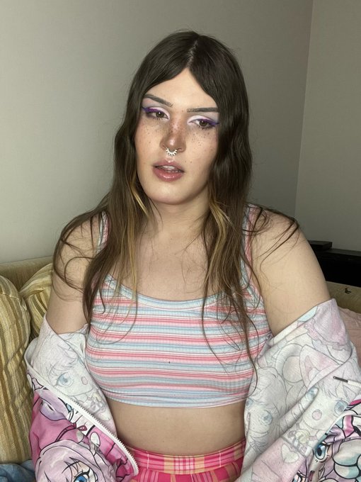 POV: we are staying in and watching a movie, what do you do? https://t.co/qtlkW4MSep