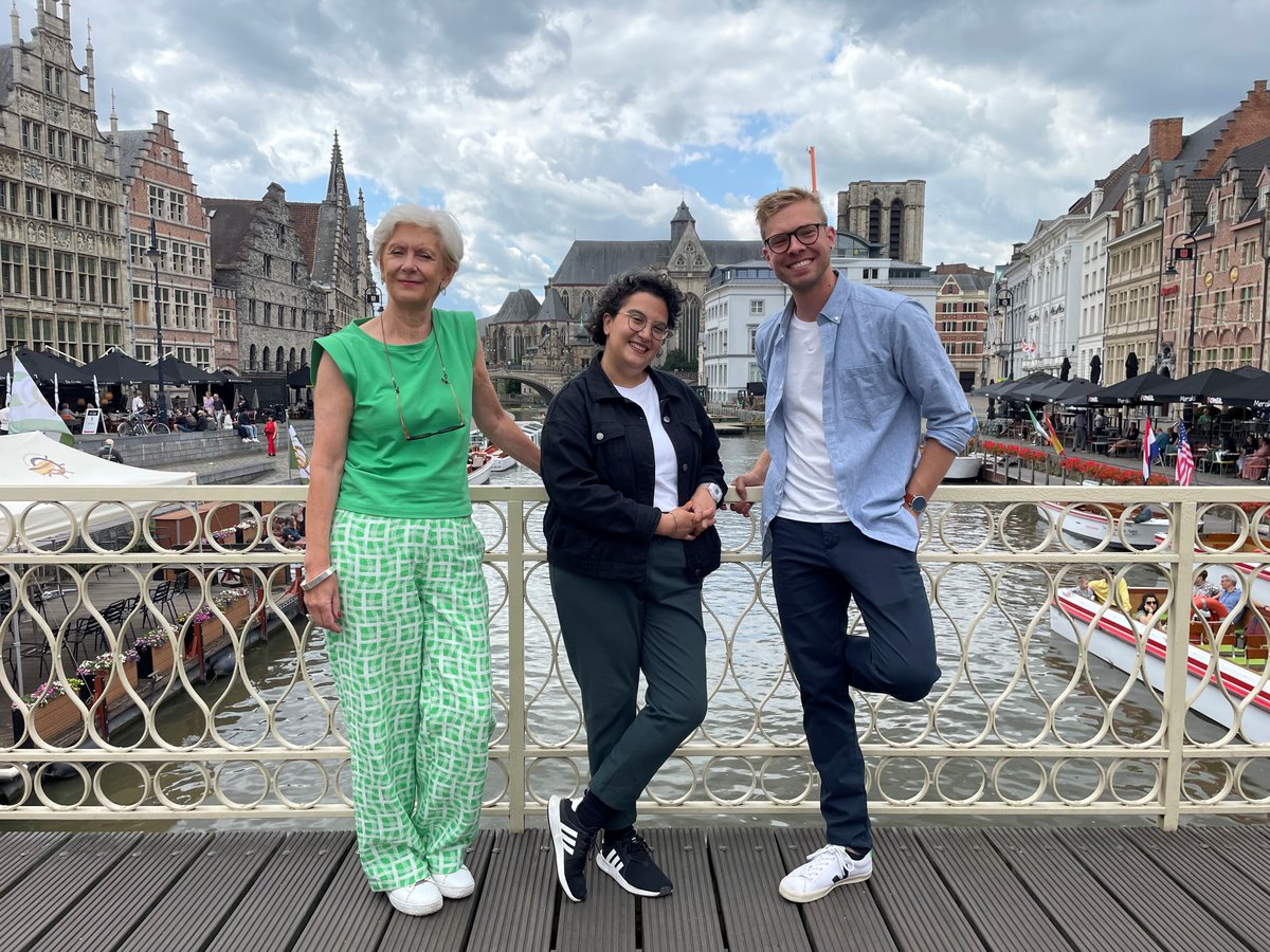 Jelle Mels en stand-upcomedian Dena Vahdani gaan op weekend in het gastvrije #Gent, waar ze een authentieke shopping tour beleven. Hun bezoek eindigt in een oud klooster, waar een creatieve stokerij is ondergebracht. Zaterdag om 18.35u <a href="/vrt1be/">VRT 1</a> in #VlaanderenVakantieland. 📸 © VRT