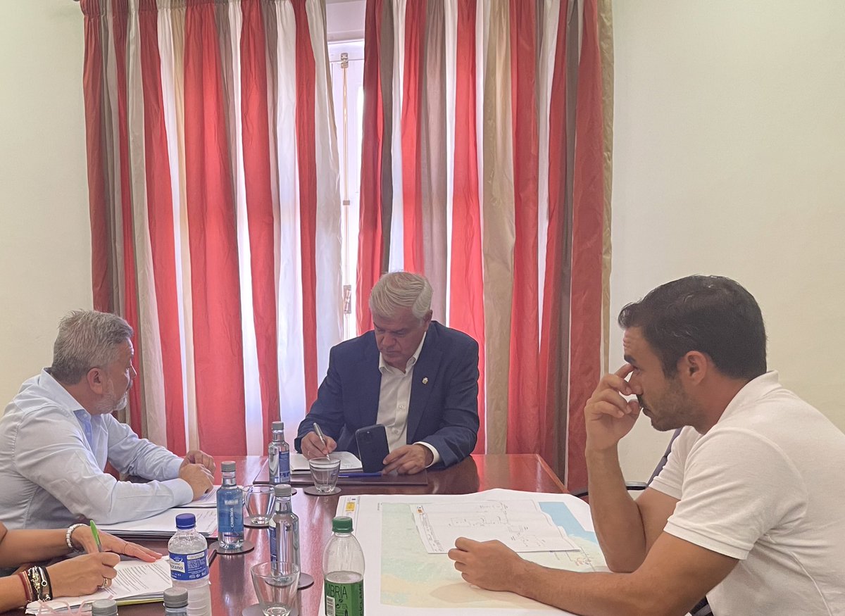 SEIASA_OFICIAL's tweet photo. El Director Técnico @VicMorales se ha reunido con el @AlpidioArmas para hacer el seguimiento de proyecto que el @mapagob va a ejecutar en #ElHierro  @DgCanarias CR valle del Golfo
✅ 5M€
@P_Recuperacion 
#NextGenerationEU 

#eficienciahidrica 

MÁS ℹ️ https://t.co/Ik1SWkgngd https://t.co/3NsnLvuEws