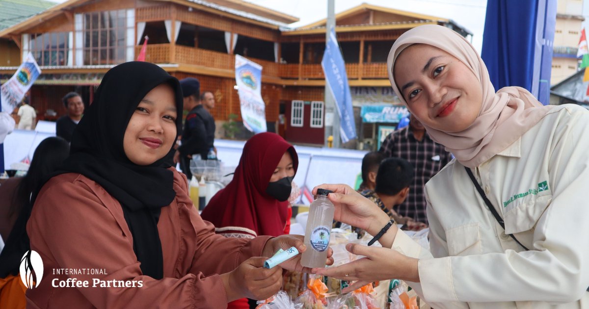 Palm Sugar Sap Water is a refreshing drink made from the nectar of palm tree flower. 🌴🥛 In our project in Indonesia, its production is a rewarding way for coffee farming families to make use of their land and generate additional income alongside coffee.