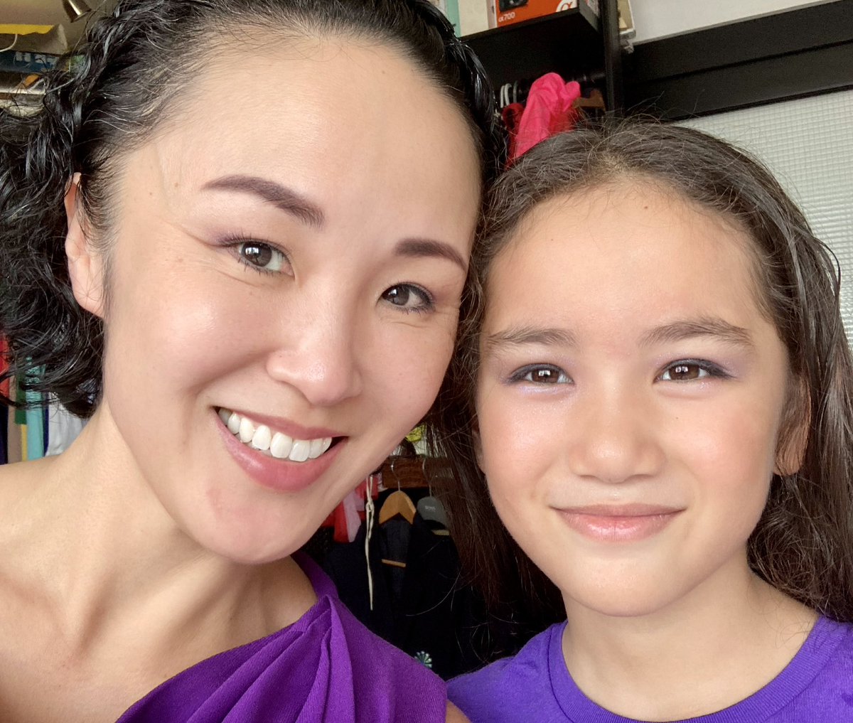 BBCMarikoOi's tweet photo. My #mummyversary week🎂
=time to take care of myself💜
💇🏻♀️→🍽️ date with @golfskye→💆🏻♀️ & #iamonfire 💅🏻
ママになって9年目の今週は自分ケアホリデー💝
💇🏻♀️、💅🏻、💆🏻♀️、パパとデート😍
👈🏻私よりメイクが映える9歳児
🆕ネイル=私は燃えています🔥 https://t.co/lGJPBQnwnf