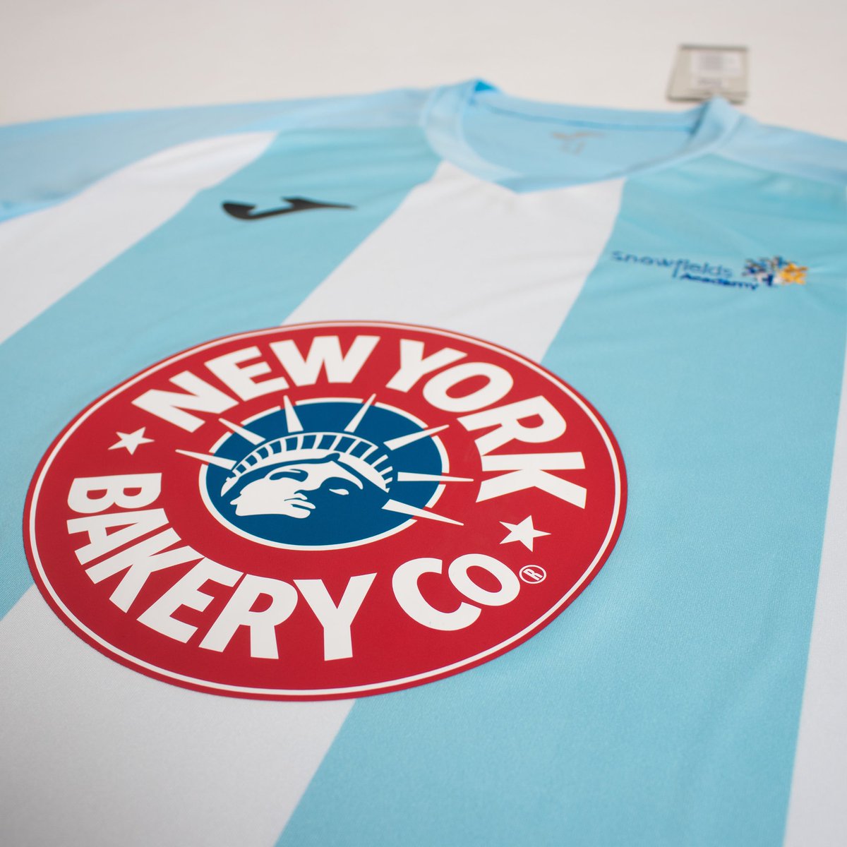 Kitlocker_edu's tweet image. Snowfields Academy with their @JomaSport PISA ll Short Sleeve Shirt.

What a sponsor @NYBakeryCo 🥯🥯🥯

#unlockyouridentity | #newkitfeeling

#snowfields #joma #kitlocker