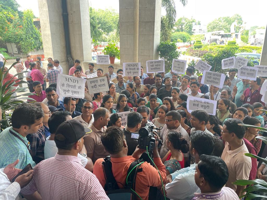 यह सच है कि 11 वर्षों में मरीजों की सेवा करते फार्मासिस्ट खड़े हैं
 लेकिन आपने हमें मजबूर किया अब हम लड़े  हैं
#11वर्षो_की_लंबित_मांगे
#मांगते_मांगते_थक_गए 
<a href="/ashokgehlot51/">Ashok Gehlot</a> 
<a href="/_lokeshsharma/">Lokesh Sharma</a> 
<a href="/plmeenaINC/">Parsadi Lal Meena</a> 
<a href="/artizzzz/">Arti Dogra</a>
<a href="/akhilarora93/">Akhil Arora</a> 
B