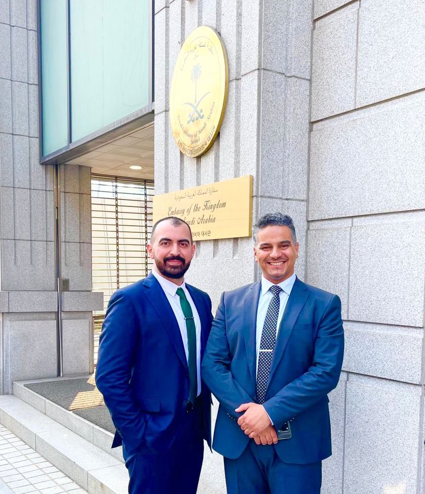 AlmaneeBader's tweet photo. صديقي واخي ونسيبي الدكتور/ حسين الحسين استشاري طب الاورام الاشعاعي والمدير التنفيذي للاعتماد المؤسسي للهيئة السعوديه للتخصصات الطبية في منتدى التدريب الطبي في كوريا مع سفير خادم الحرمين الشريفين لدى كوريا الاستاذ / سامي السدحان اسأل الله لهم التوفيق والسداد ويبارك أعمالهم لما فيه مصلحة وطنا🇸🇦 وفي لقطه من امام سفارتنا مع الدكتور/نايف المنجد.