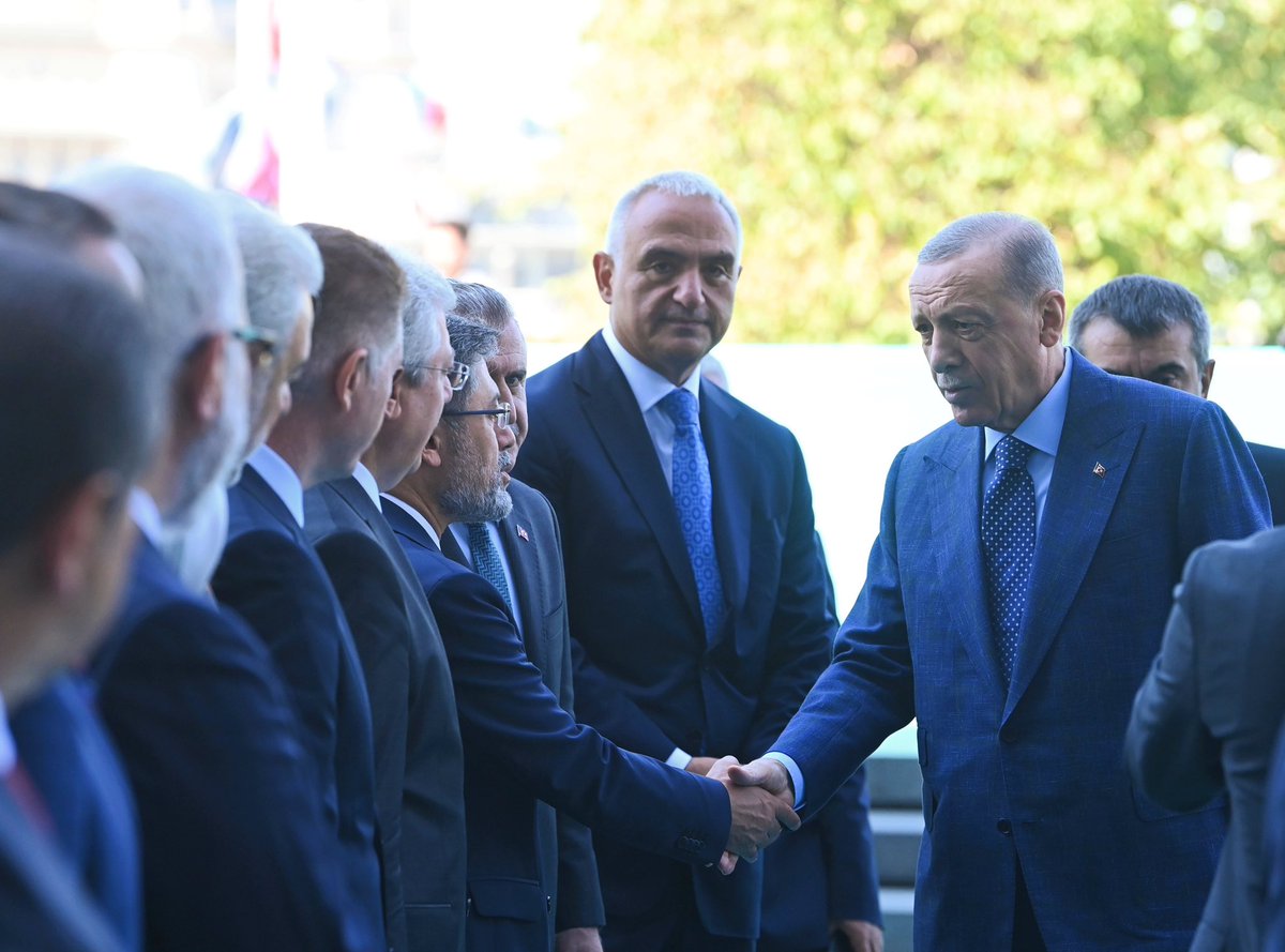 ibrahimyumakli's tweet photo. Cumhurbaşkanımız Sn. @RTErdogan riyasetinde, 2023-2024 Eğitim-Öğretim Yılı Açılış Töreni’ne katıldık.

Sevgili gençler👋
Yeni eğitim-öğretim yılında hedeflerinize giden yolda size olan inancımız tam.💯

Eğitim-öğretim yılının tüm eğitim camiasına hayırlı olmasını diliyorum. https://t.co/VrZqRPCzvj