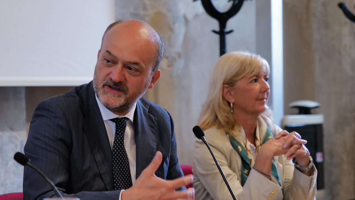 UniBergamo's tweet photo. @Cavalieri_Ser @asstbergamoest @ATS_BERGAMO @hpg23bg @LNotizie @MinisteroSalute @mur_gov_ @SDM_MasterUnibg @RegLombardia In #UniBg il primo corso regionale sui disturbi alimentari. #Oggi è necessario porre la giusta attenzione per conoscere e comprendere i comportamenti alimentari e i disturbi connessi, affrontandoli dal punto di vista clinico e d’intervento https://t.co/YpB8zAamQX https://t.co/Ns3MIyySol
