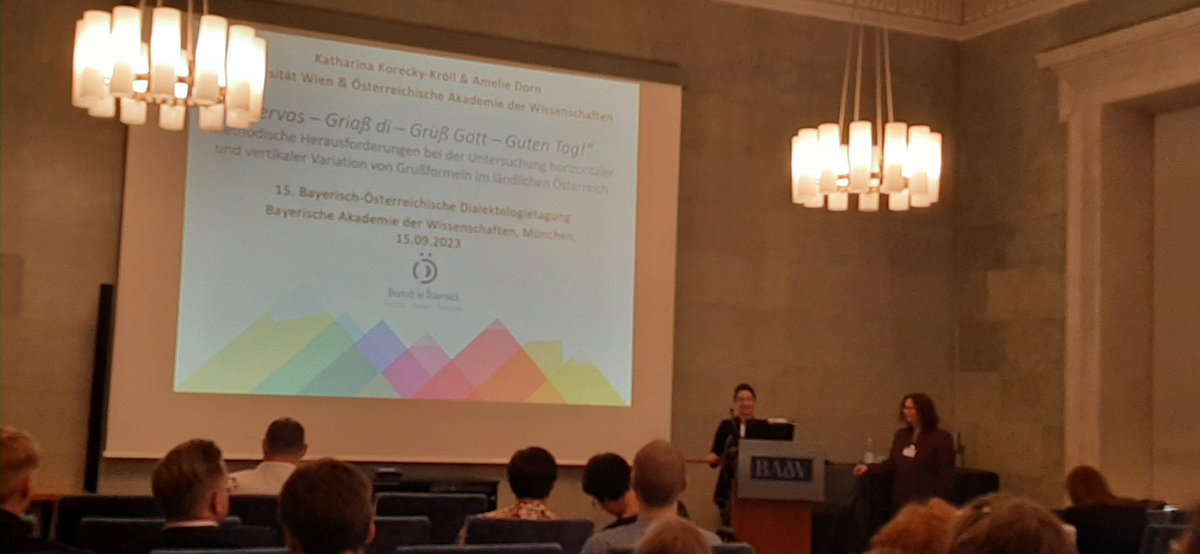 sfb_dioe's tweet photo. Servas, Grüß Gott, Griaß eich, Guten Tag aus München vom letzten Tag der 15. BOEDT!
Katharina Korecky-Kröll & Amelie Dorn vom SFB DiÖ haben Grußformeln im ländlichen Raum Österreichs analysiert - aber hallo! :)
#boedt2023 #BOEDT #Grußformeln #sfbdioe #oeaw #servas @adooorn https://t.co/v70eBqObU1
