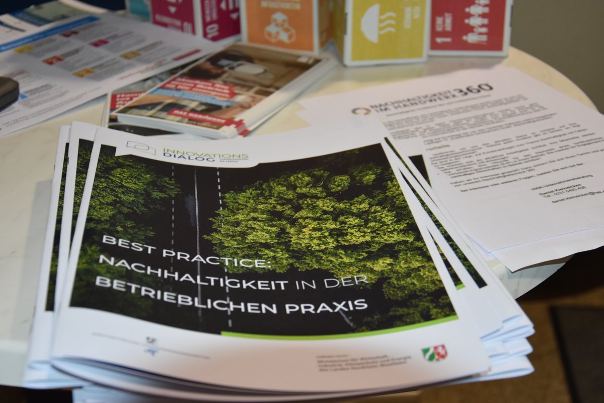 WHKT_Innovation's tweet photo. Auf der 9. NRW-Nachhaltigkeitstagung im Landtag wurden verschiedene #Nachhaltigkeits-Initiativen des Handwerks vorgestellt &amp; die #BestPractice-Reportagen des Innovationsdialogs als Broschüre verteilt. Der #Innovationsdialog #Handwerk in #NRW wird gefördert von @WirtschaftNRW. https://t.co/tjrNRez15w