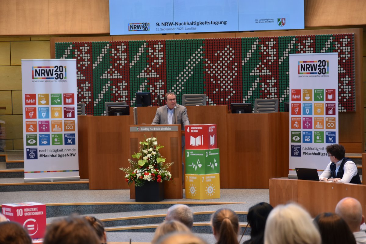 Auf der 9. NRW-Nachhaltigkeitstagung im Landtag wurden verschiedene #Nachhaltigkeits-Initiativen des Handwerks vorgestellt &amp; die #BestPractice-Reportagen des Innovationsdialogs als Broschüre verteilt. Der #Innovationsdialog #Handwerk in #NRW wird gefördert von <a href="/WirtschaftNRW/">Wirtschaft.NRW</a>.