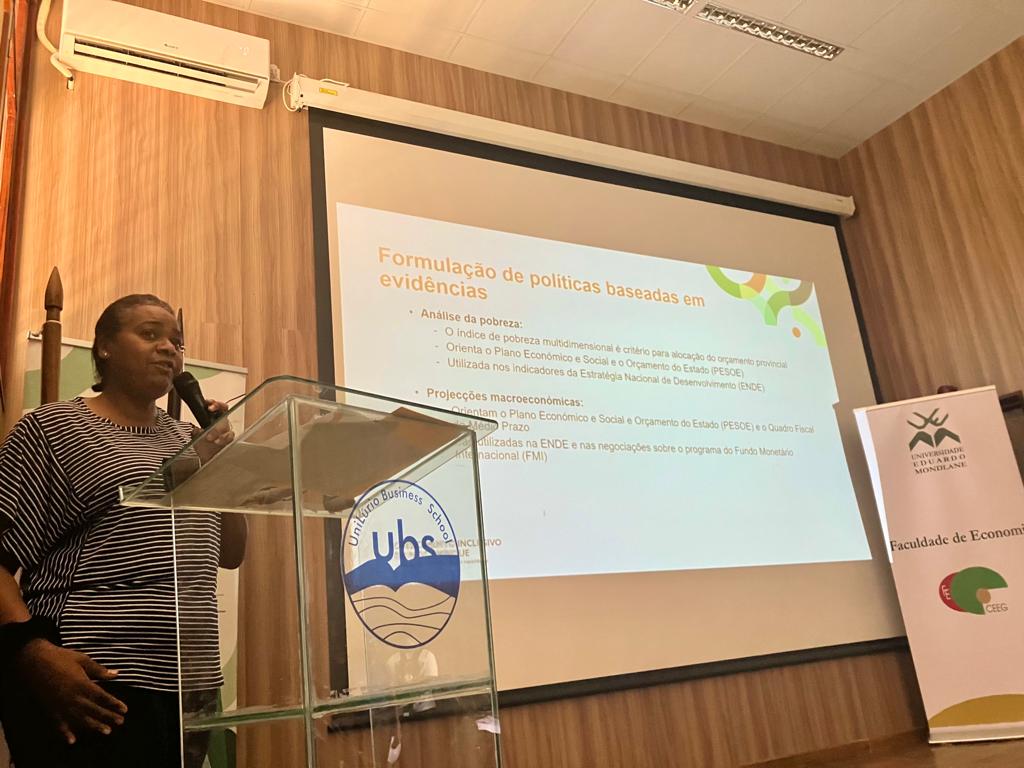 InclusiveMoz's tweet photo. Maimuna Ibraimo, Planning Specialist of #DNPED #MEF, speaks about how @InclusiveMoz #research influences #policy in #Mozambique at the #IGMResearchRoadshow in #Nampula.

@UNUWIDER @DERG_DK @uemmoz #MEF @Uni_Lurio https://t.co/ryi0WvE96g