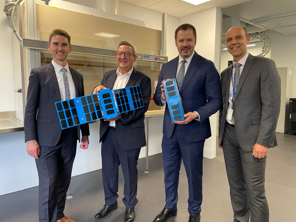 Great to see Minister Ed Husic MP visiting @Inovortech at @LotFourteen to discuss in-house satellite manufacturing capabilities & operations.  

@ELO2au is proud to have Inovor as part of our consortium working to design Australia’s first lunar rover!

#GDayMoon #SpaceTech