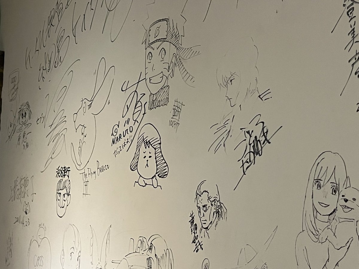 IGのとこにあるカフェ、なんか壁がすげえな ラッシュ前に時間空いたから入ったがオシャレ空間