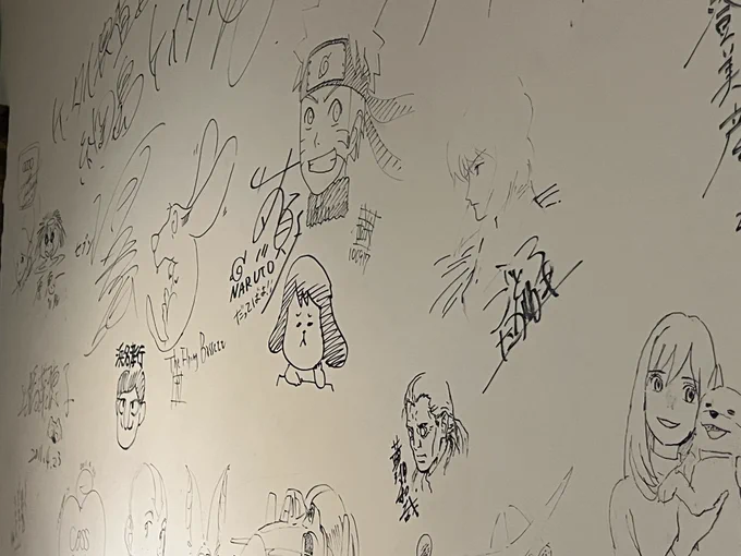 IGのとこにあるカフェ、なんか壁がすげえな ラッシュ前に時間空いたから入ったがオシャレ空間