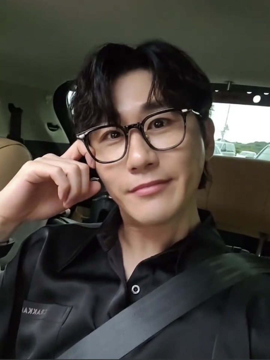 shia_tak_2's tweet photo. 너무 예뻐서 캡쳐만 오억번 하는 중 •̥̥̥⌓•̥̥̥🖤 https://t.co/oolRzHsRi0