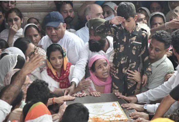 KantSharma8's tweet image. मेरी साँसों में मेरा लहू मेरे बदन में रहा,
मेरा मुल्क मेरे ज़हन में हर वक्त रहा !🇮🇳🇮🇳

शौर्य साहस का तू चन्दन हैं,
हे मातृभूमि के वीर तुम्हारा वन्दन है 👏🏼👏🏼 
#colonelManpreetSingh #MajorAashishDhonchak #IndianArmy #AnantnagTerrorAttack #real_hero_of_india