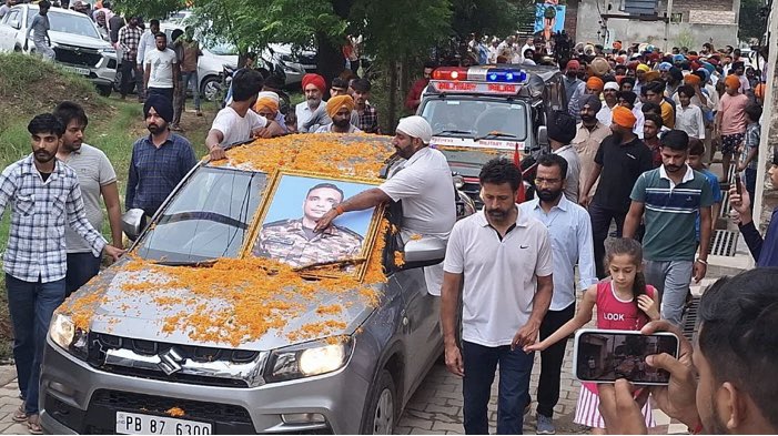 KantSharma8's tweet image. मेरी साँसों में मेरा लहू मेरे बदन में रहा,
मेरा मुल्क मेरे ज़हन में हर वक्त रहा !🇮🇳🇮🇳

शौर्य साहस का तू चन्दन हैं,
हे मातृभूमि के वीर तुम्हारा वन्दन है 👏🏼👏🏼 
#colonelManpreetSingh #MajorAashishDhonchak #IndianArmy #AnantnagTerrorAttack #real_hero_of_india