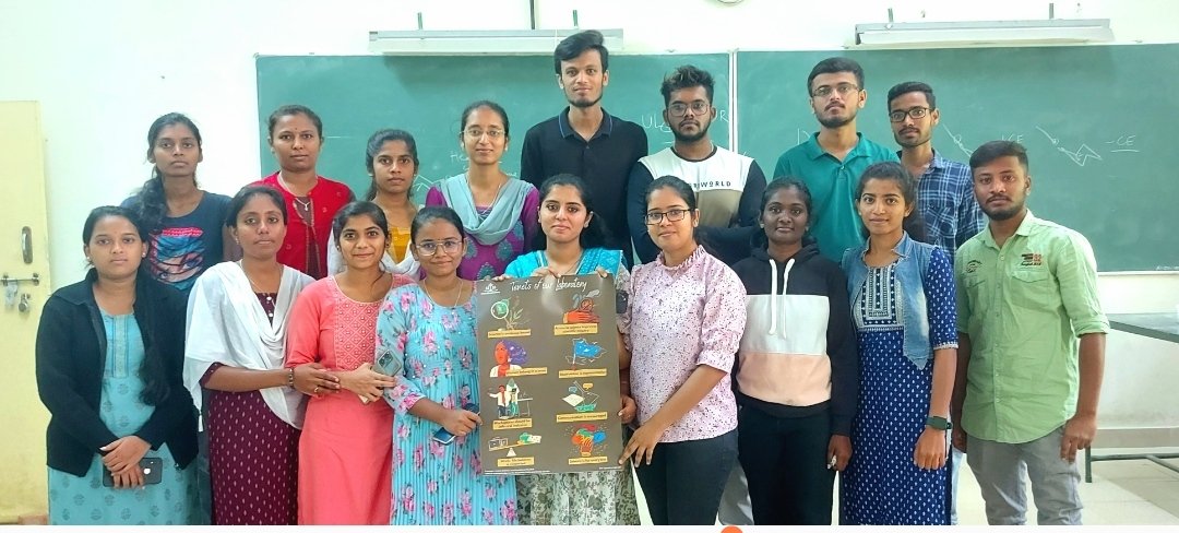 bp_kindred's tweet photo. @IndiaBioscience #DEIIndiaScience Thank you for the Poster. Our https://t.co/2ph7qfKGM7 Chemistry Students of Bangalore University proudly holding the poster. Thank you also to Shwetha for coming all the way. Poster  will be put up in Dept Notice Board. https://t.co/DkJPcTMVDq