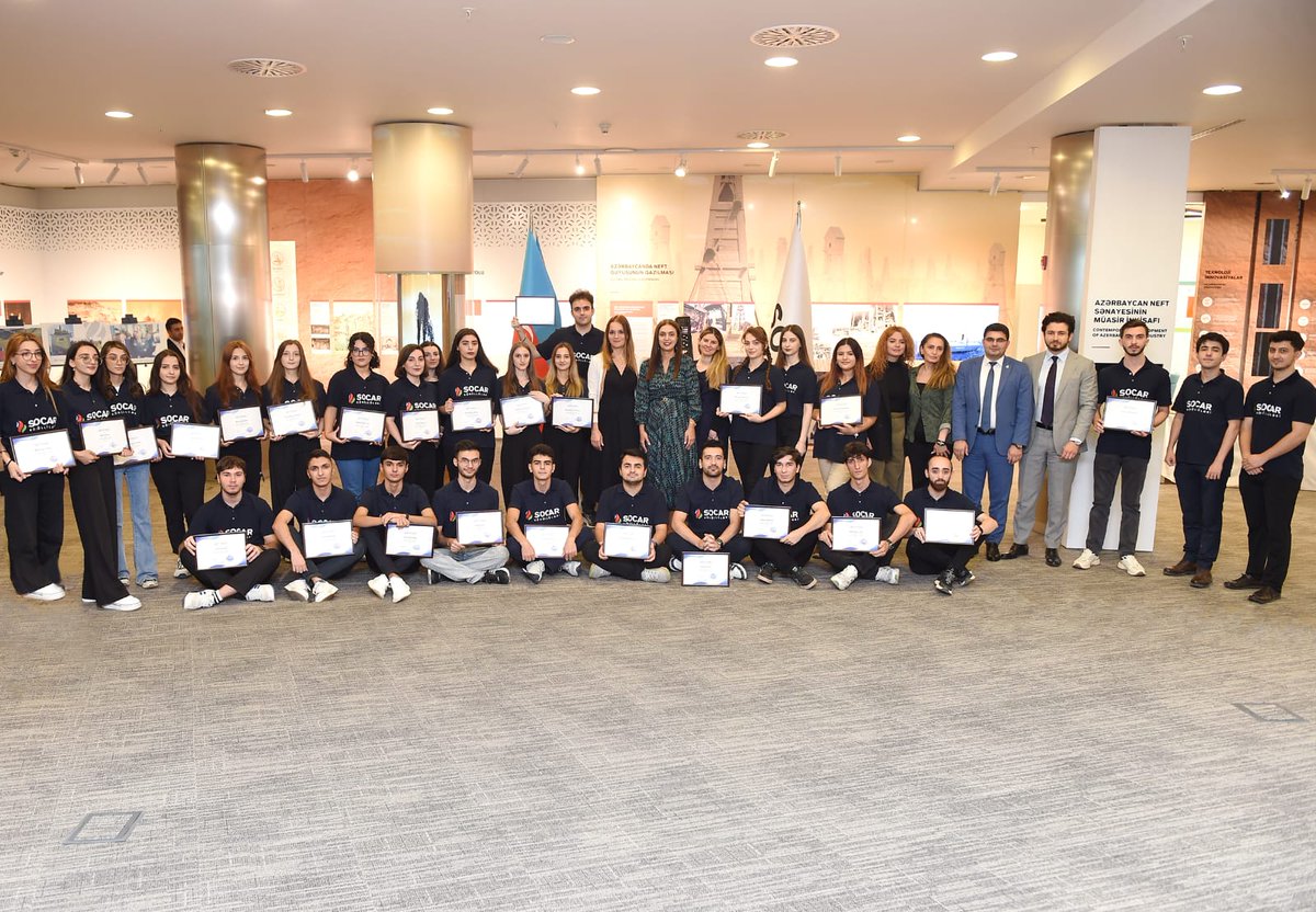 Böyük məmnuniyyətlə çalışdığımız ilk #SOCAR könüllülərimiz bir illik fəaliyyətlərini tamamladılar.
Yolunuz açıq, həyatınız mənalı, fəaliyyətiniz uğurlu olsun, əziz #könüllü|lər!

@SocarVolunteers