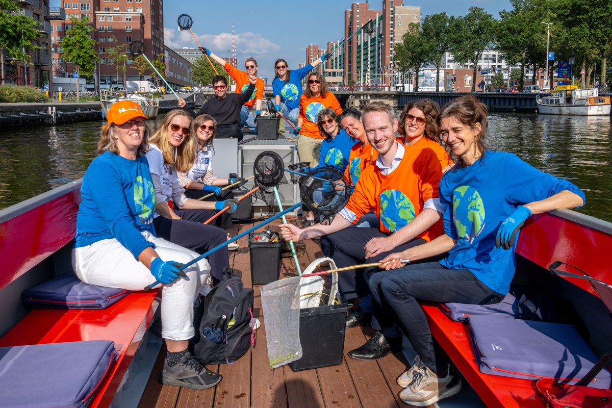 For the #NLWaterwayCleanUp colleagues from <a href="/DutchMFA/">Dutch Ministry of Foreign Affairs 🇳🇱</a> and <a href="/NLNetherlands/">Netherlands</a> teamed up to clean canals in The Hague to prevent #Water #Pollution. On September 16th it's <a href="/WorldCleanupDay/">World Cleanup Day</a>! What will you do for a cleaner planet?
