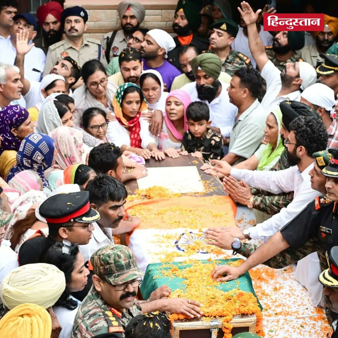 Live_Hindustan's tweet image. अनंतनाग एनकाउंटर में शहीद कर्नल मनप्रीत सिंह का पार्थिव शरीर चंडीगढ़ स्थित उनके घर लाया गया। शहीद मनप्रीत सिंह के 7 वर्षीय बेटे ने आर्मी यूनिफॉर्म में अपने पिता को सलामी दी।

#AnantnagEncounter #ColManpreetSingh 

(📸: Keshav Singh/HindustanTimes)