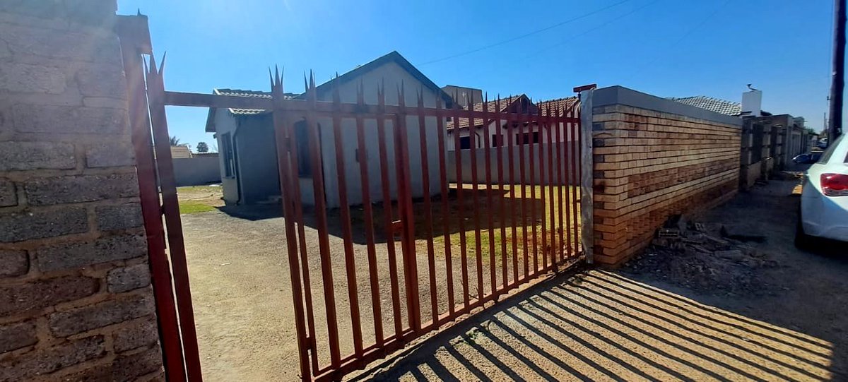 Sithebe_Realty's tweet photo. Location:
Protea Glen Ext 8 (344 SQM)

Price:
R795K

Web link:
https://t.co/NBPcijM0U8 https://t.co/AnELhrsYQe