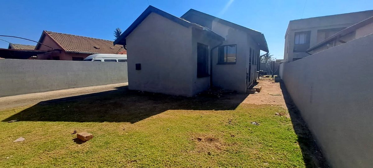 Sithebe_Realty's tweet photo. Location:
Protea Glen Ext 8 (344 SQM)

Price:
R795K

Web link:
https://t.co/NBPcijM0U8 https://t.co/AnELhrsYQe
