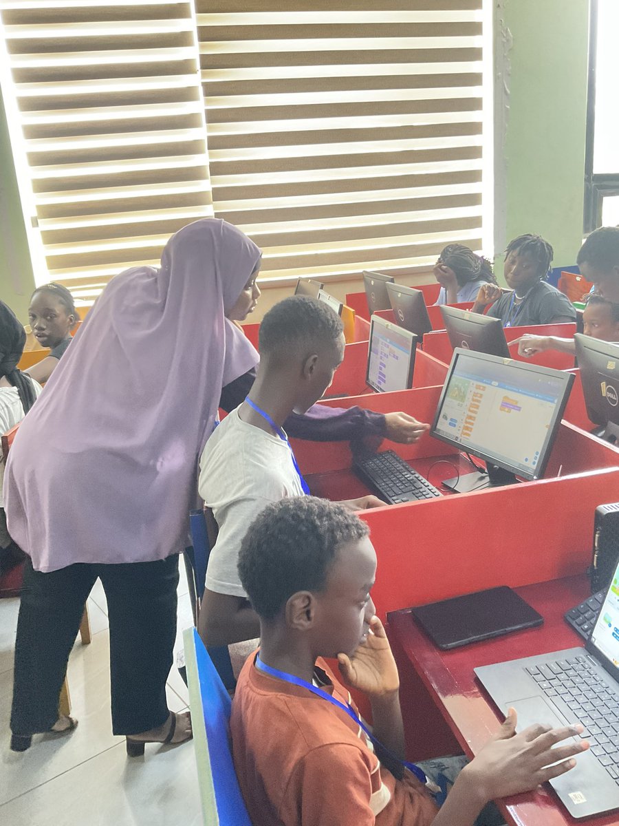 2x_xamxam's tweet image. Jour 2 : Encore plus d’apprentissage ! 🚀📚

Deuxième journée de notre aventure technologique, au programme jeux de concentration, animation et programmation 🌐💡

Suivez-nous pour ne rien rater des #vacancestechnologiques offertes par la Ville de Dakar🌟 
#Xamxam2x