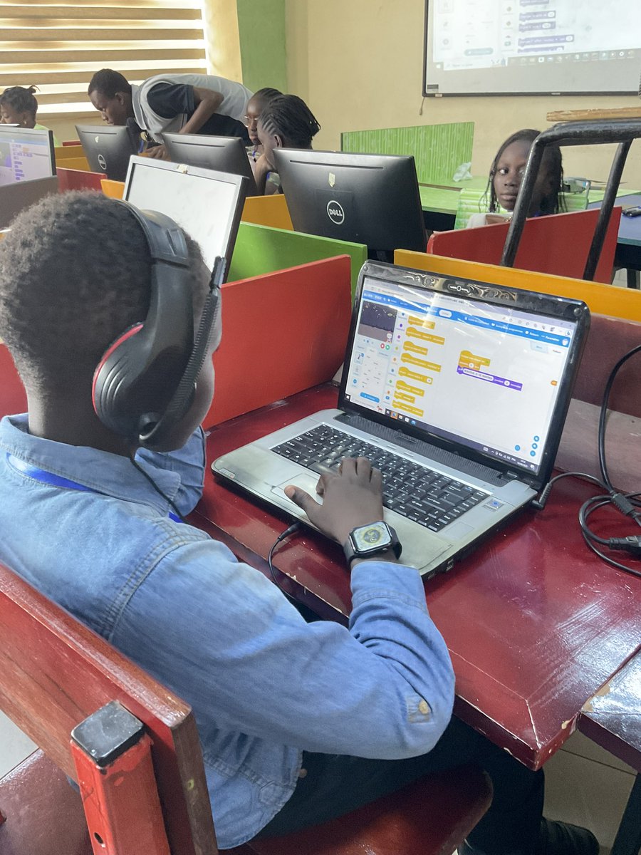 2x_xamxam's tweet image. Jour 2 : Encore plus d’apprentissage ! 🚀📚

Deuxième journée de notre aventure technologique, au programme jeux de concentration, animation et programmation 🌐💡

Suivez-nous pour ne rien rater des #vacancestechnologiques offertes par la Ville de Dakar🌟 
#Xamxam2x