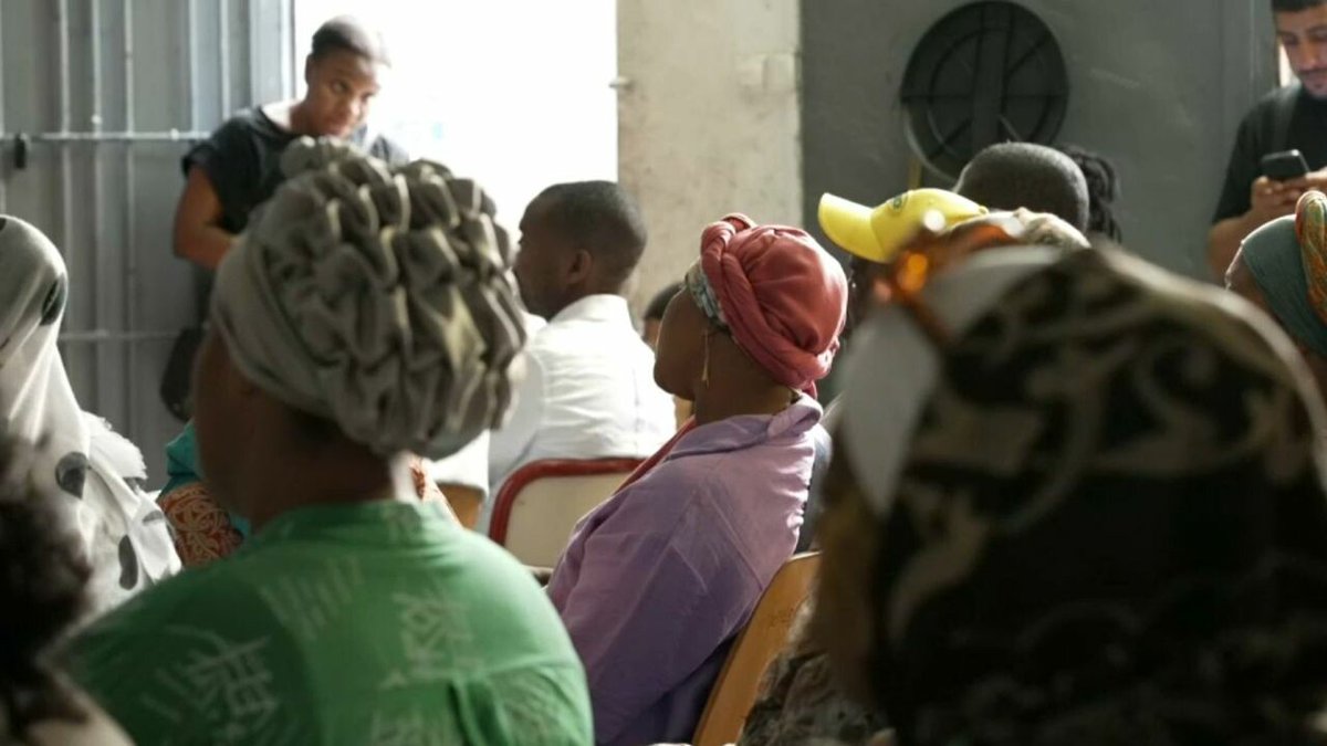 TF1Info's tweet photo. VIDÉO - "Nettoyer les restes d'un cadavre, c'est à nous de le faire ?" : à Marseille, les habitants des cités sont à bout
➡️ https://t.co/naEbQUiDv9 https://t.co/eyqKturNoE