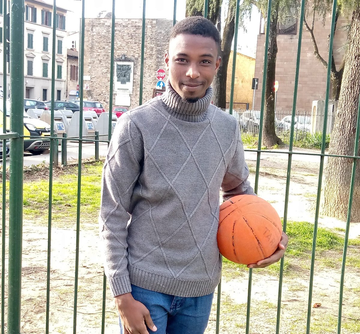 UNI_FIRENZE's tweet image. Dal Niger a Firenze per studiare all'#Unifi, grazie al progetto dei corridori universitari #Unicore di @UNHCRItalia, a cui l'Ateneo aderisce da tempo
Su @VITAnonprofit la storia di Abdullahi Muhammad 
#studentiUnifi
⤵️