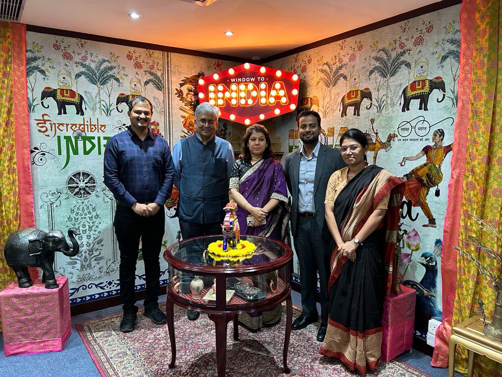 Honoured by the visit of Secy (East) <a href="/AmbSaurabhKumar/">Saurabh Kumar</a> @CGIHK. A brief transit through 🇭🇰 that was motivational for the entire Consulate team 🇮🇳