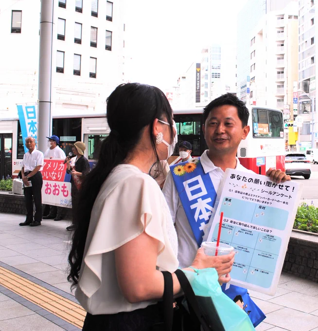 シール投票で対話する大平。