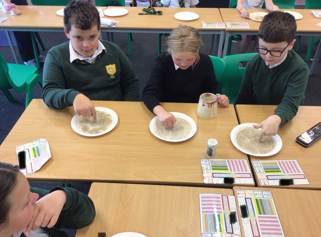 OLPPrimary's tweet photo. Primary 5 explored the importance of using soap when cleaning ourselves. It was amazing to see the ‘germs’ scatter as soon as they came into contact with the soap. 👩🏽🔬👨🏼🔬🧫🔬🧼 @STEMglasgow @STEMedscot #OLPSTEM https://t.co/Qd2N9hXOew