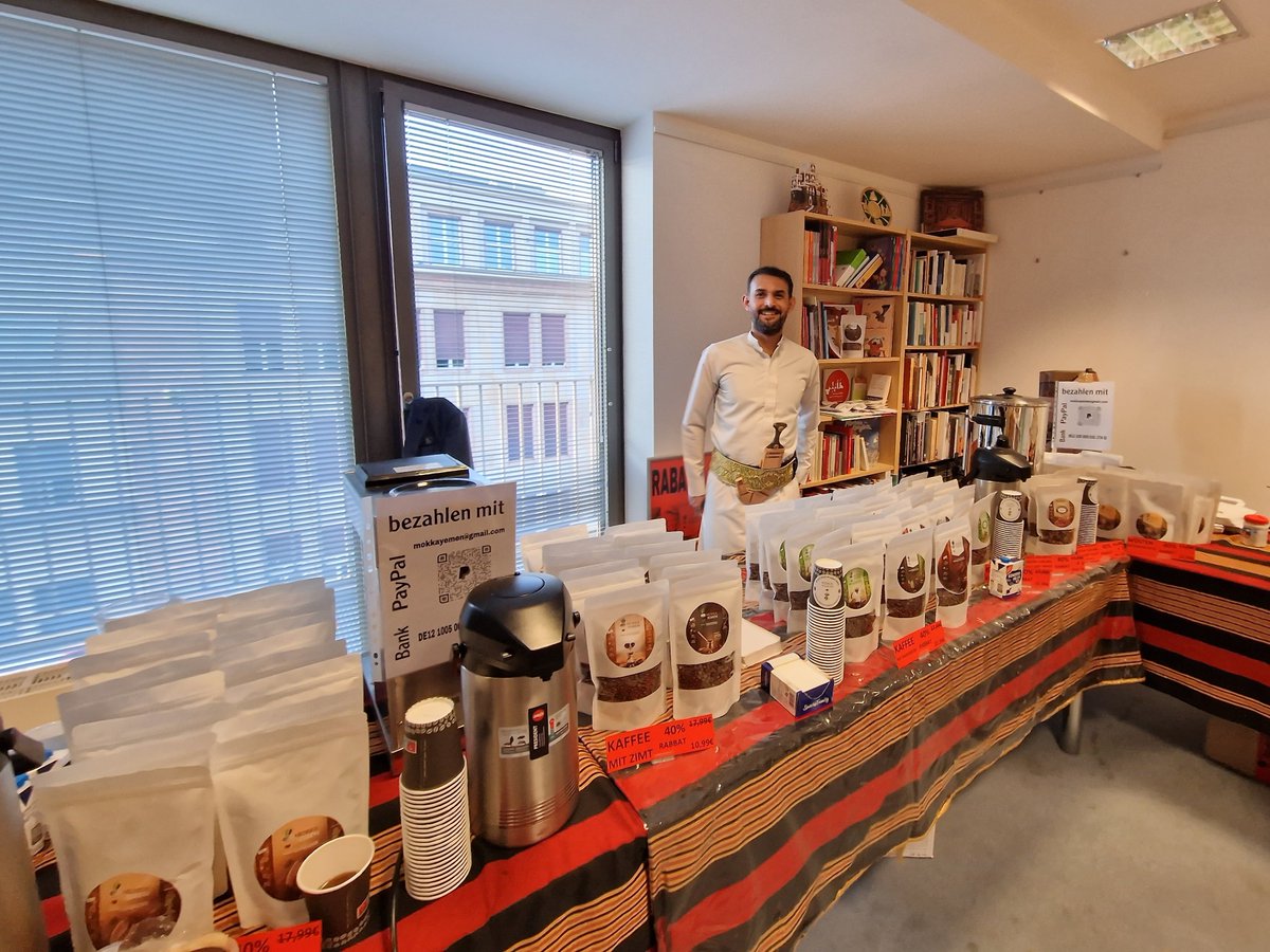 DAFG_eV's tweet photo. Montag duftete die @DAFG_eV nach Kaffee, Kardamom&amp;Zimt, denn es drehte sich alles um jemenitsche Kaffeekultur. Und das nicht nur theoretisch! Es gab auch feinste jemenitische Kaffeesorten zu probieren&amp;kaufen. Vielen Dank @EmbassyYemen, Mokka Jemen, Eastway Coffee, @CoffeePearls! https://t.co/IHJpfZnkNV
