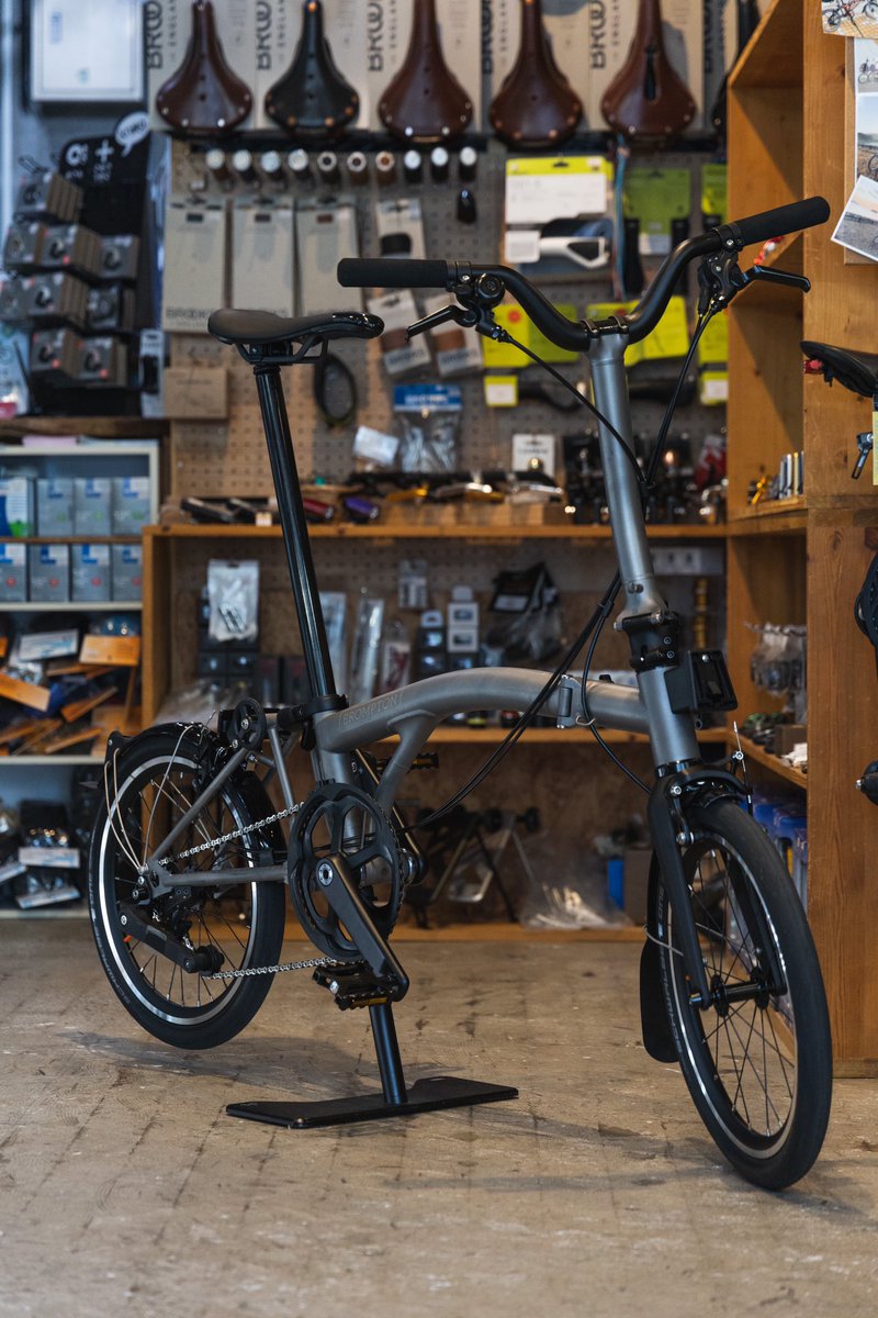 LOROFUKUOKA's tweet photo. BROMPTON T Lineの試乗車が本日より19日午前中頃までLORO福岡店にありますよー!
みなさんお気軽に
試乗しに来てくださいねー♪(´ε` )
#brompton #bromptontline #bromptontline試乗会キャラバン #bromptonlife #bromptonjapan #LORO #LORO福岡 https://t.co/EUNLO6XWSo